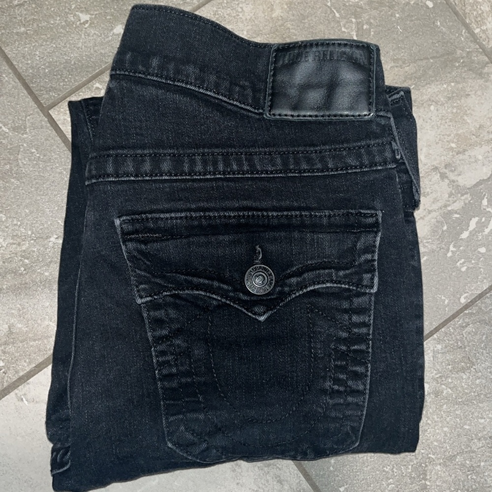 Authentic men’s True Religion Ricky W/flaps relaxed straight jeans. Lightly used